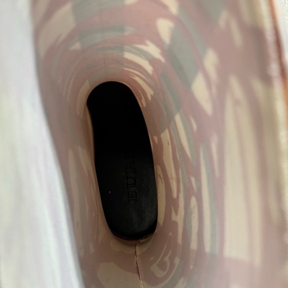 Burberry rain boots ☔️💗 - Picture 4 of 6